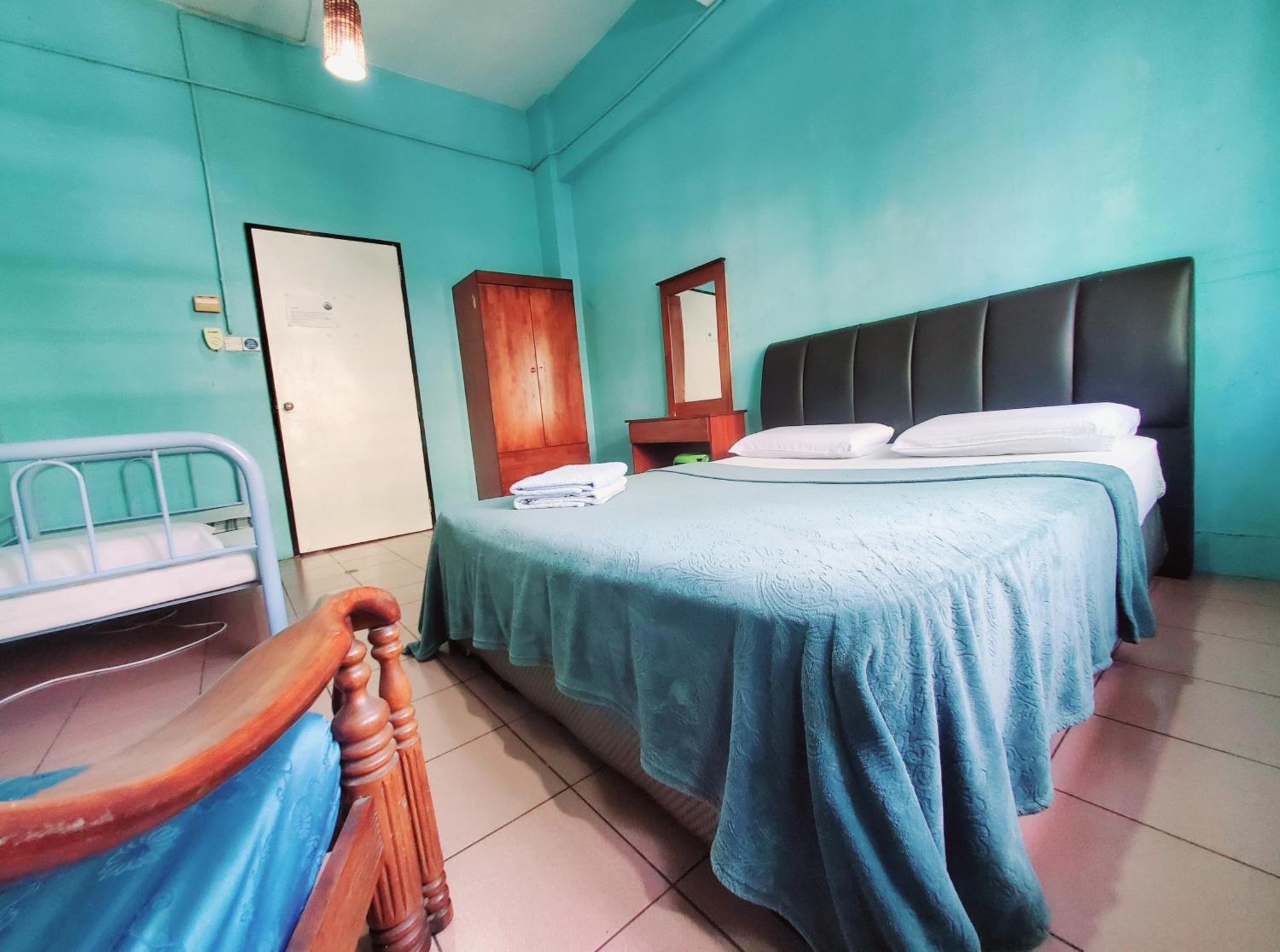 The Jesselton Cabin Sdn Bhd Kota Kinabalu Exterior photo